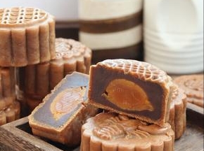 黑糖豆沙蛋黄月饼成品图