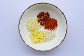 姜蒜辣椒粉芝麻放入大碗中。