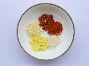姜蒜辣椒粉芝麻放入大碗中。