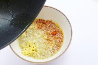 淋入一大勺热油。