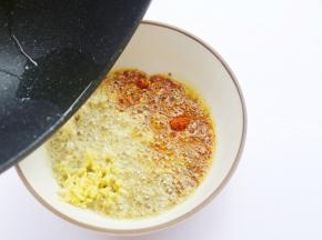 淋入一大勺热油。