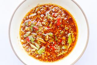 出锅后可以马上吃，或存放在于密封玻璃瓶中，放入冰箱冷藏。2周内吃光最好吃！平时炒菜如果觉得清淡，稍微放一勺辣椒油，简直马上开胃，令人食指大动！大家不妨试一试！