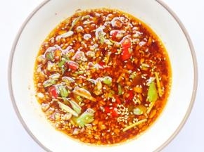 出锅后可以马上吃，或存放在于密封玻璃瓶中，放入冰箱冷藏。2周内吃光最好吃！平时炒菜如果觉得清淡，稍微放一勺辣椒油，简直马上开胃，令人食指大动！大家不妨试一试！
