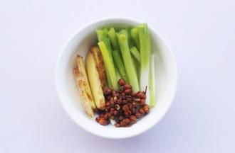 葱头姜花椒粒准备好。