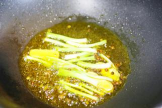 热锅热油加入葱姜花椒粒。