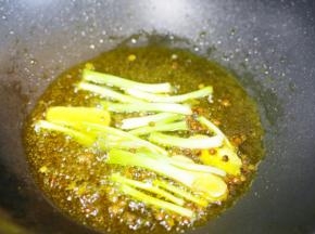 热锅热油加入葱姜花椒粒。