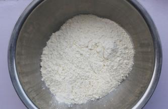 面粉倒入大盆中。