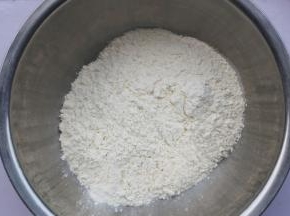 面粉倒入大盆中。
