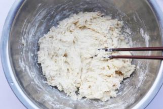 开水用筷子搅匀，