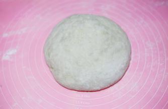 揉成光滑的面团。