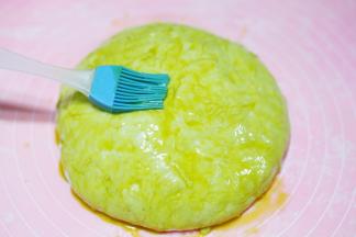 上面抹一层葱油酥。静置十分钟。