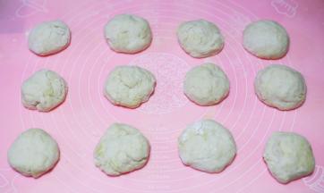 将面团分成大小均等的小块。