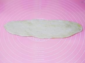 擀成舌状。