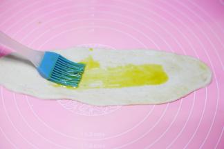 面皮上涂一层油酥。