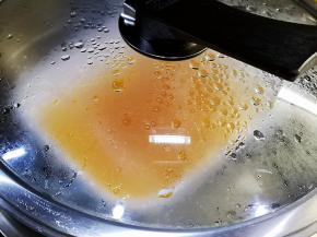 大火蒸6分钟。我这次是三个鸡蛋，时间的长短要看你的容器和鸡蛋的数量，可观察鸡蛋颜色的变化，差不多的时候可侧一下蒸锅，鸡蛋凝固就可以关火