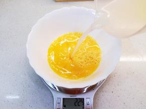 在温水中加入盐鸡精拌匀至融化。按1个鸡蛋100克水的比例加入温水。