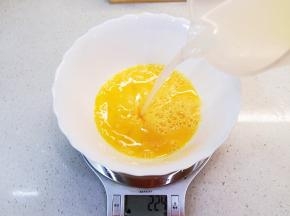 在温水中加入盐鸡精拌匀至融化。按1个鸡蛋100克水的比例加入温水。