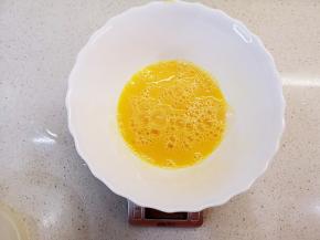 鸡蛋打散备用