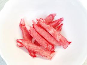 蟹柳提前蒸好备用。