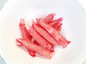 蟹柳提前蒸好备用。