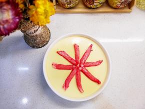 鸡蛋出炉后，摆上蟹柳。吃的时候可淋少许香油和酱油。