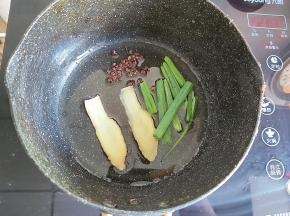 准备一个小锅，倒入一大勺的植物油，加入姜片、葱段、花椒，炸香，直到油“冒烟”且葱段变成焦黄色，关火放凉备用。