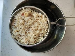 虾皮洗净以后控水备用。