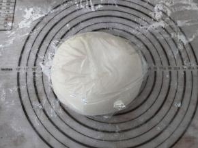 准备好馅料以后，我们的面团基本也和好了，取出面包机内基本光滑的面团，放至案板上揉至光滑，盖上保鲜膜，醒面半小时。