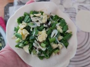 放上适量的馅，压实。