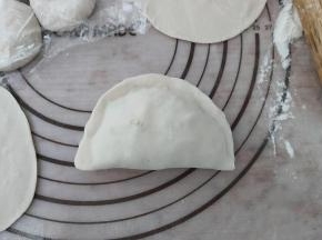 对折，两边贴合捏紧封口。