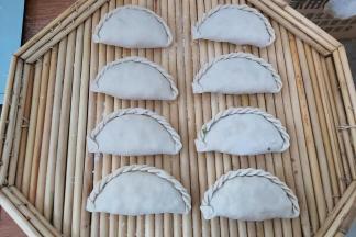 从一个角开始，从下往上折，一个叠一个的折上去，全部折完后，就变成小花边了，这样既美观，又严实，防止馅漏出来。