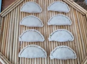 从一个角开始，从下往上折，一个叠一个的折上去，全部折完后，就变成小花边了，这样既美观，又严实，防止馅漏出来。