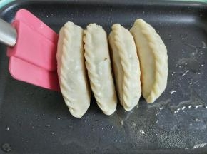 两面都金黄色以后，竖起来把底部轻轻的煎一下，韭菜盒子就做好了。