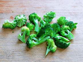 首先将西蓝花切小朵，冷水冲洗干净。