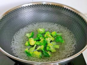 再将西蓝花焯水，锅中加入水烧开，加入盐，滴几滴食用油，下西蓝花，焯水1分钟捞出过冷水。
