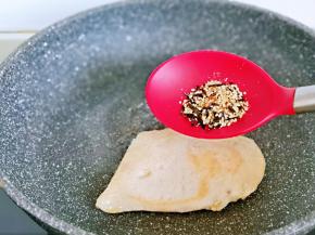 加入山葵木鱼花调料，如果没有也可以用自己喜欢的调味料。