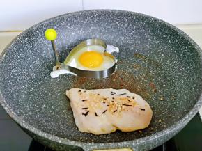 再将鸡蛋磕入锅中，煎荷包蛋，保持小火。