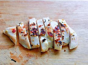 煎好的鸡排取出，切小块。