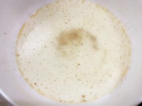 烧一锅水，水开后舀入几勺开水搅拌均匀为汤底