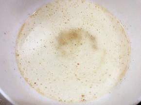 烧一锅水，水开后舀入几勺开水搅拌均匀为汤底