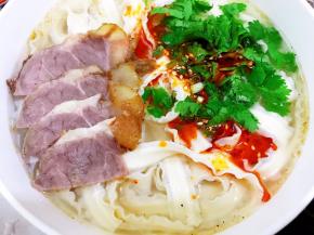 再淋入一大勺红油辣椒