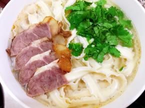 摆上卤牛肉，撒上葱花和香菜末