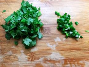 小葱切葱花，香菜切末