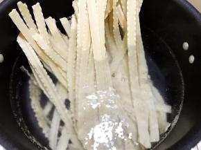 水开后放入刀削面