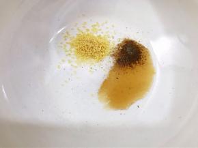 碗里加入盐，鸡粉，白胡椒粉，芝麻油