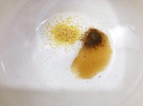 碗里加入盐，鸡粉，白胡椒粉，芝麻油