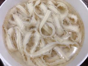 捞出面条摆入汤碗里