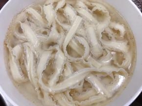 捞出面条摆入汤碗里