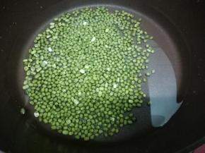 锅里加入适量的水，然后把泡好的绿豆放入锅中
