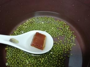 再加入红片糖，大火烧开，转中火煲30分钟